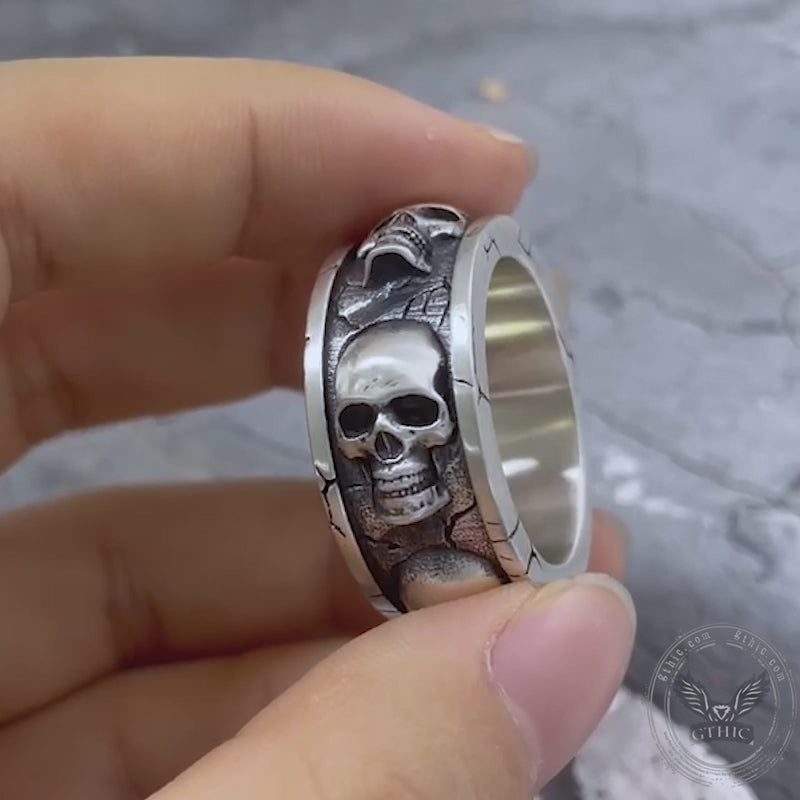 Bague en argent sterling entourée de crânes