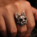 Anello teschio in argento sterling con osso di gatto