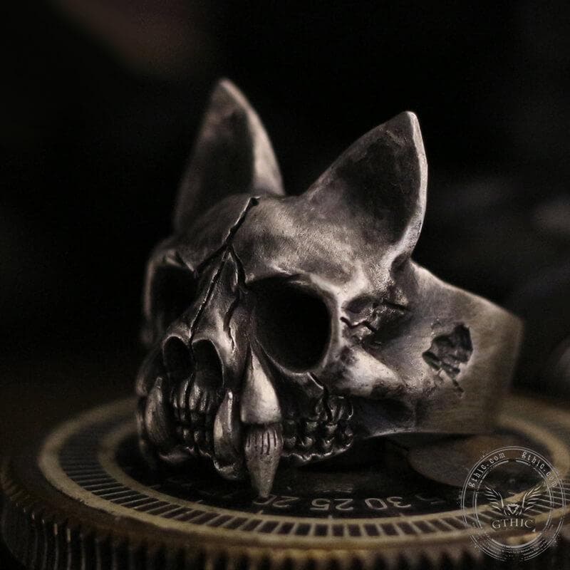 Anello teschio in argento sterling con osso di gatto