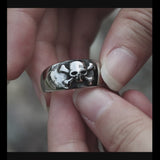 Ring aus Edelstahl mit Totenkopf und gekreuzten Knochen