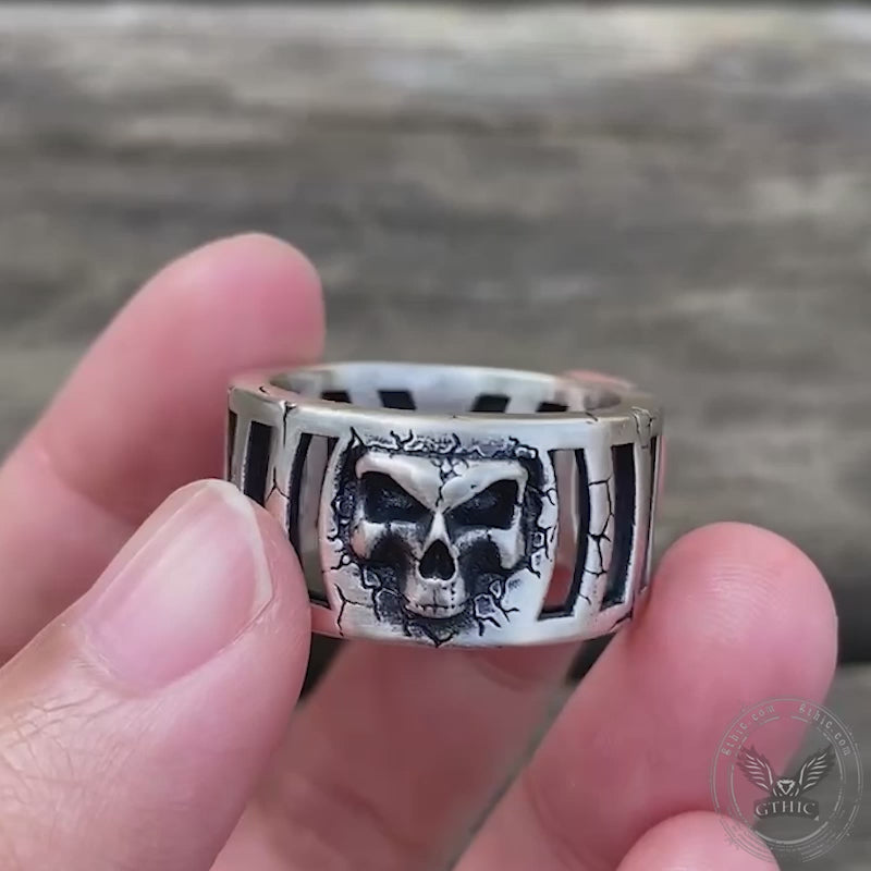 Anello teschio in argento sterling fuori dalla gabbia