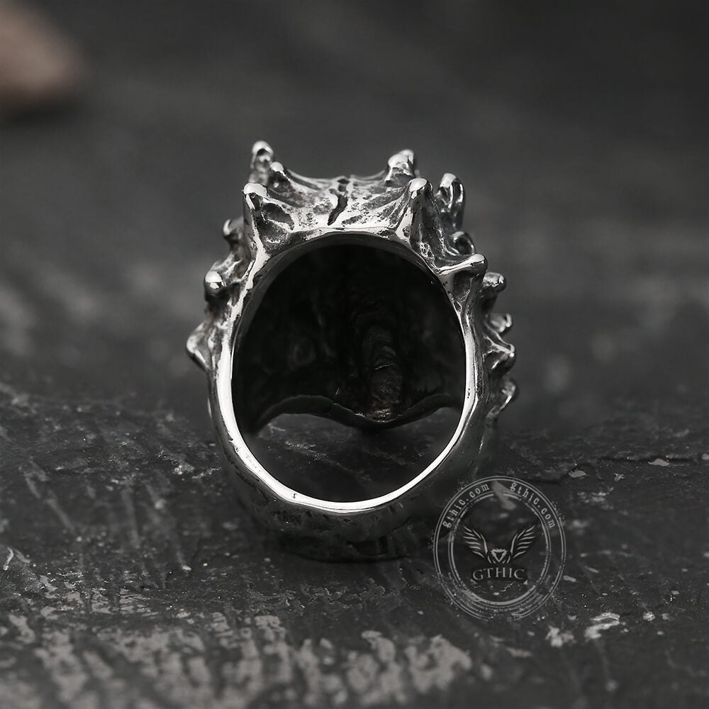 Ring aus Edelstahl mit flammendem Totenkopf