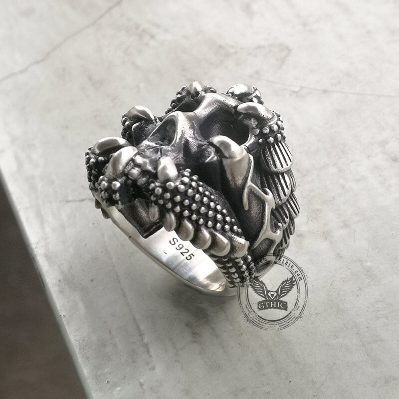 Gotischer Ring aus Sterlingsilber mit Krallenschädel