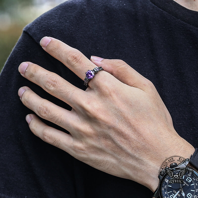 Gotischer Totenkopf-Ring aus lila Zirkon-Messing