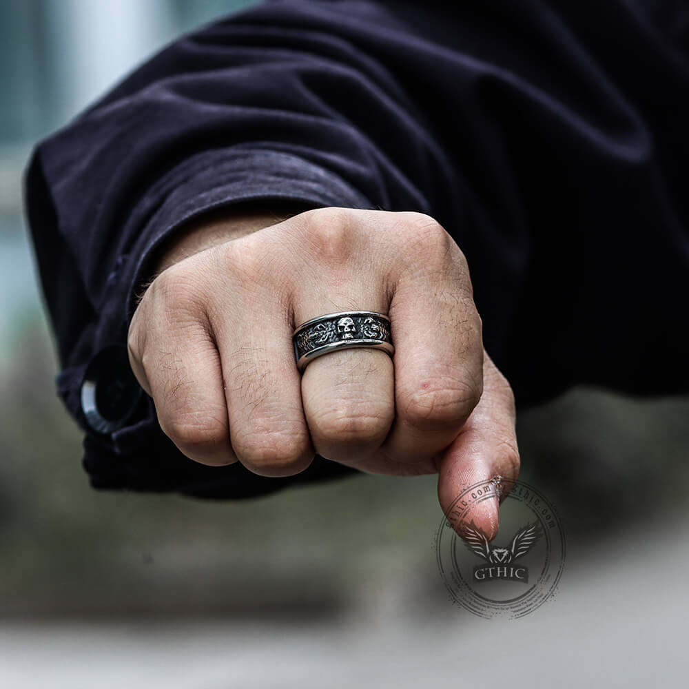 Gotischer Totenkopf mit Skorpion-Edelstahlring