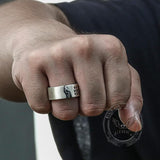 Ring aus Sterlingsilber mit halbgesichtigem Totenkopf