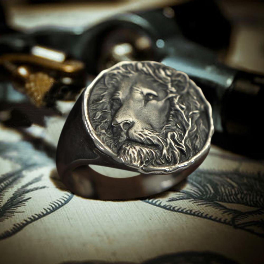 Vintage Sterling Silver Lion Ring - Unique Gold & Diamonds