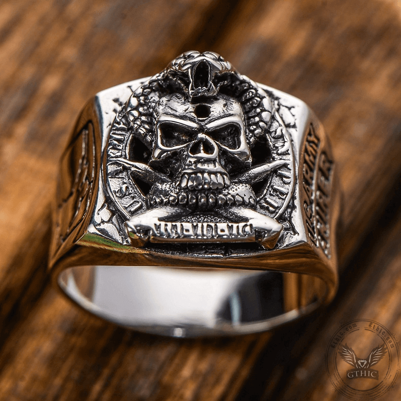 Totenkopf-Ring aus Sterlingsilber mit gewundener Pirat und Schlange