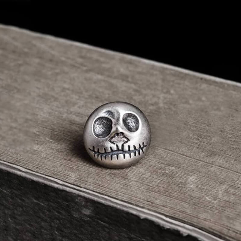Kürbisprinz Ohrstecker aus Sterlingsilber mit Totenkopfmotiv