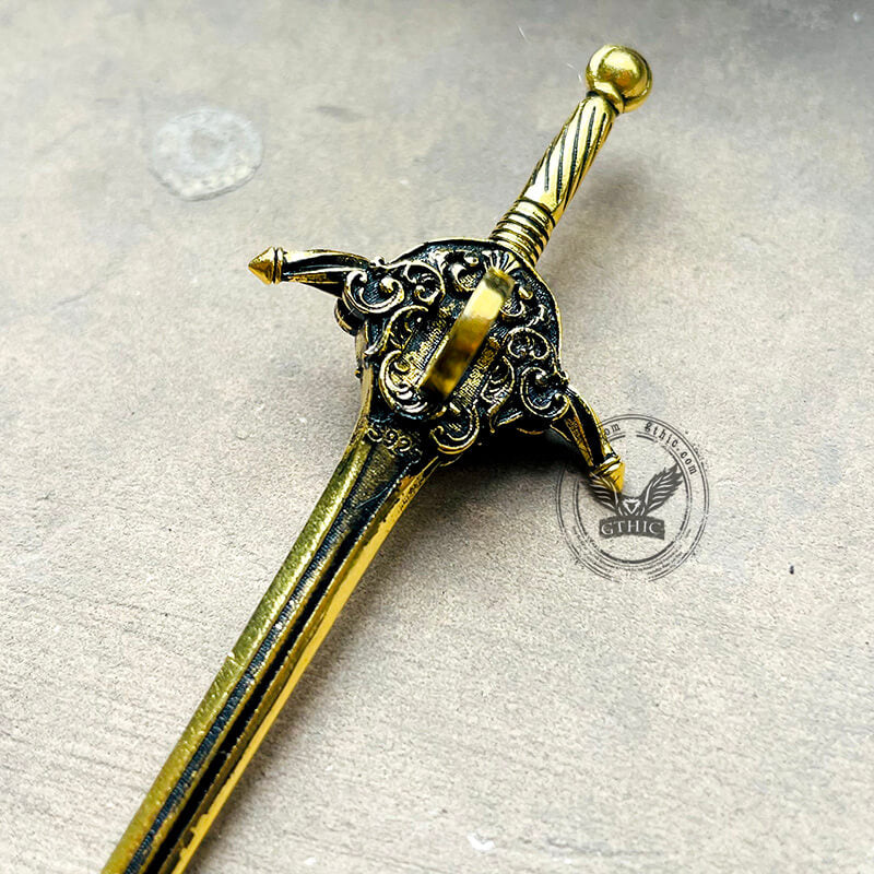 Ciondolo teschio in argento sterling con spada e scudo